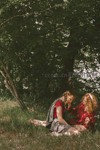 林间草地上的闺蜜时光