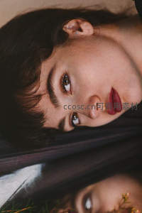 镜中凝视的深邃眼眸与红唇