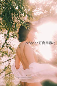 阳光穿透树影下的侧颜剪影