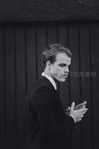 黑白光影中西装男的侧脸沉思