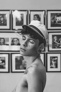 黑白光影下的艺术肖像