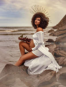 海边岩石上的神圣孕妈