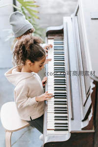 孩童专注弹奏钢琴时光