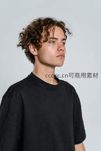 卷发青年侧脸凝视远方