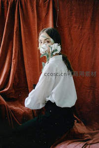 红幕前白花遮面少女优雅回眸