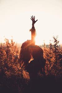 夕阳田野中伸展双臂拥抱自然