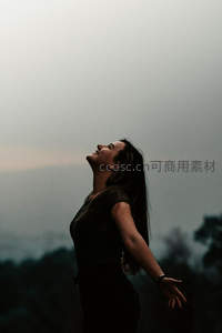 雾中仰望天空感受心灵宁静时刻