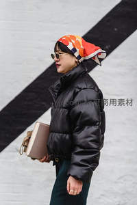 街头时尚女性搭配丝巾与羽绒服