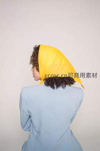 蓝衣女子背影配黄色头巾侧颜