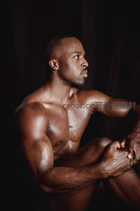 健美黑人男子暗调光影特写