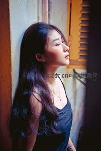 光影交错中沉思的侧颜美女