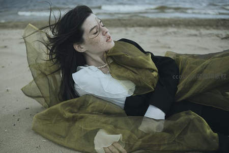 海风拂面沙滩上的艺术躺姿