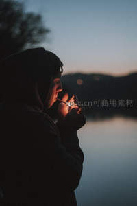 湖畔黄昏点烟的孤独身影