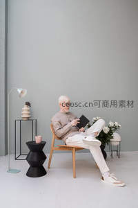 银发长者悠然阅读时光