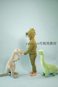 萌娃与恐龙玩偶互动温馨时刻