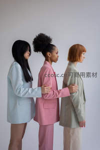 三位女性并肩站立展现团结