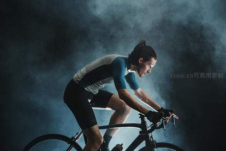 骑行者在烟雾中奋力冲刺