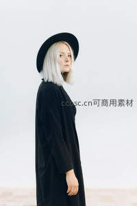 白发黑帽，极简背景下的时尚剪影