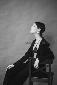 闭目倚椅，黑白世界里的沉思姿态