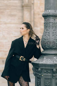 都市街头的优雅时尚女性