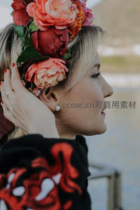 花环点缀的优雅侧颜