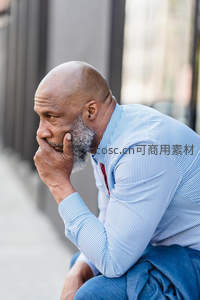 沉思中的商务男士街头侧影