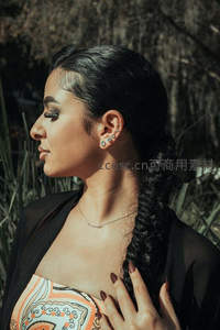 阳光下侧颜优雅的编发女子