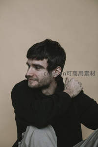 简约背景下的青年男性沉静肖像