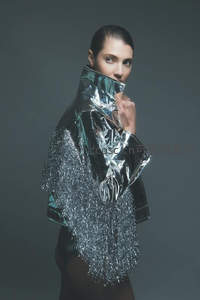 银色金属风外套的未来感时尚造型