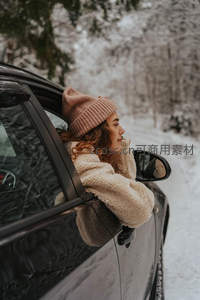 雪景车窗边，少女享受冬日静谧时光