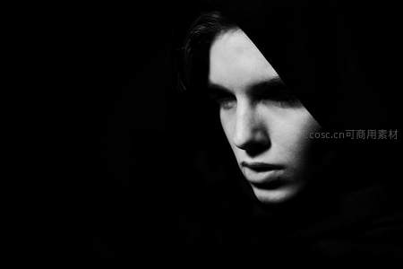 暗影中的侧脸，神秘而深邃的凝视