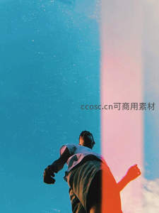 仰望天空的奔跑者剪影