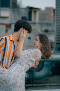 屋顶上的甜蜜情侣互动