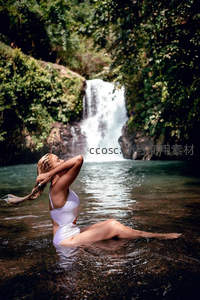 瀑布下的白色泳装美人