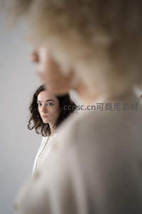 镜中女子凝视的瞬间