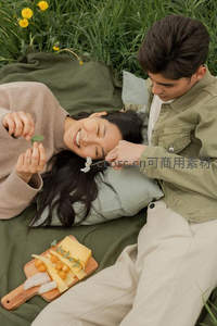 草坪野餐情侣共享甜蜜时光