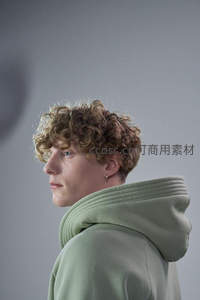 卷发青年侧脸时尚写真