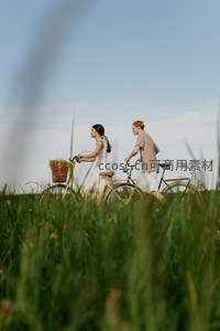 田园骑行情侣共赏风景