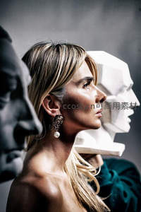 艺术雕塑旁的优雅女性侧颜特写