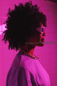 紫光霓虹中的卷发时尚侧影