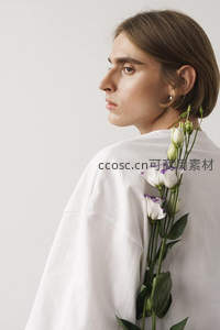 青年侧脸与白花相伴简约风
