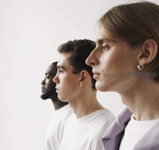 三位青年并排凝视前方