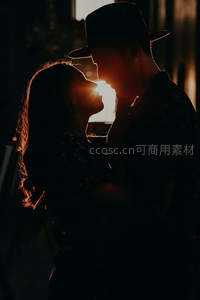 逆光剪影中情侣深情对视瞬间