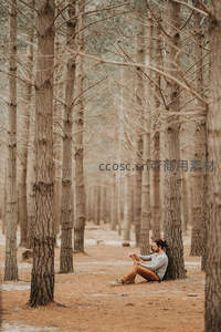 林间独坐男子享受宁静阅读时光