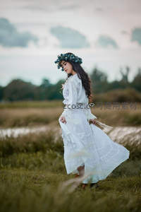 花环少女田野漫步，白裙飘逸如仙