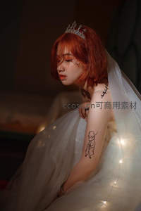 红发新娘戴皇冠轻抚纹身