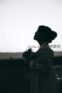 韩服新娘仰望天空