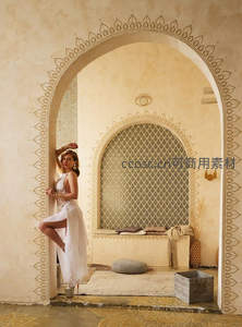 异域拱门下的优雅姿态