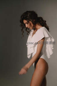 优雅舞动的白色荷叶边连体衣