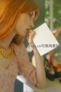 红发女子手持信笺沉思